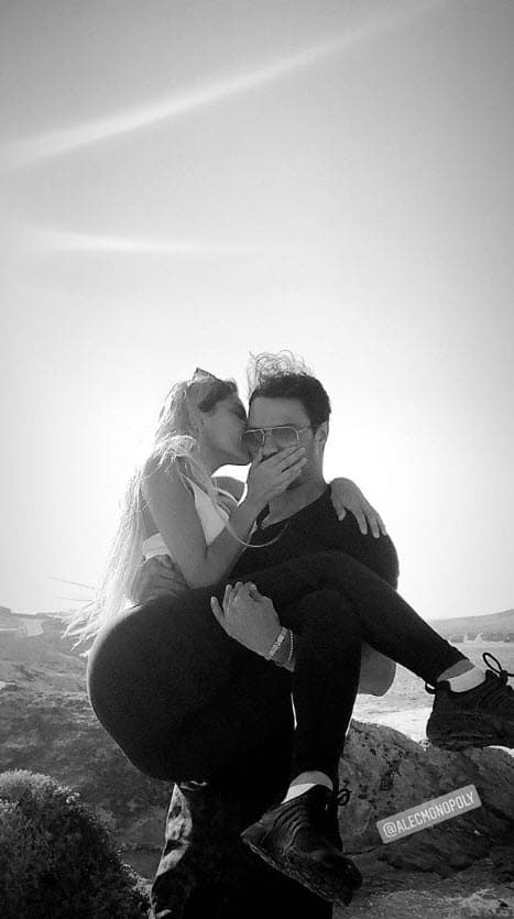 Además publicó una instantánea donde aparece en los brazos de Alec Monopoly, un artista de grafitti originario de Nueva York.