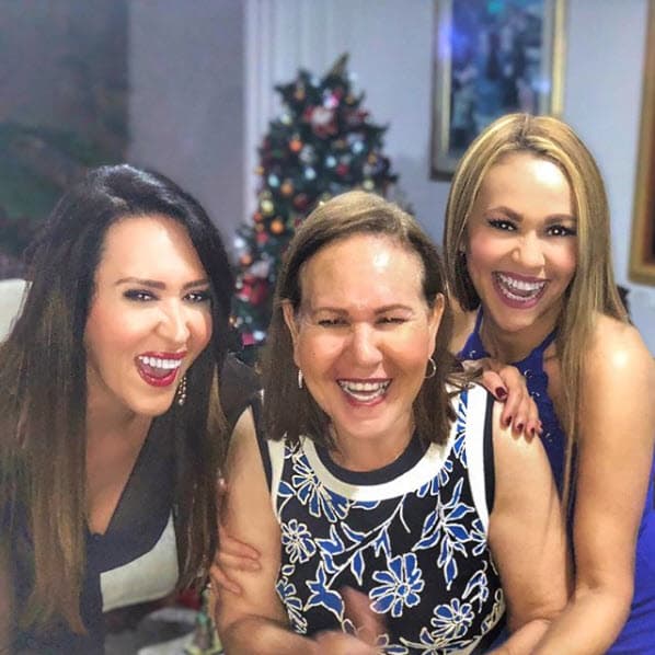 Tanya Charry tiene una hermana, a quien podemos ver al lado de su madre.