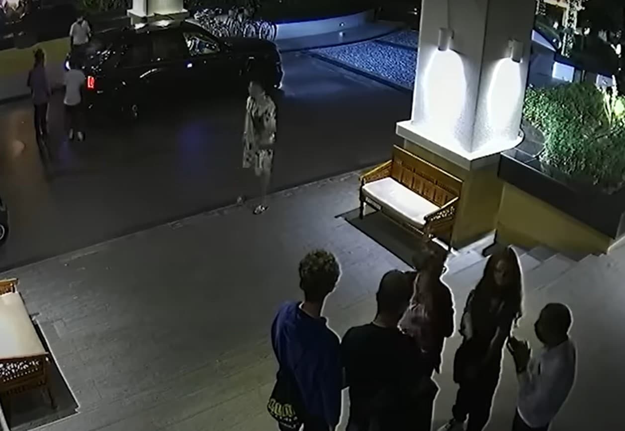 Presuntos narcotraficantes captados en la entrada de un hotel.