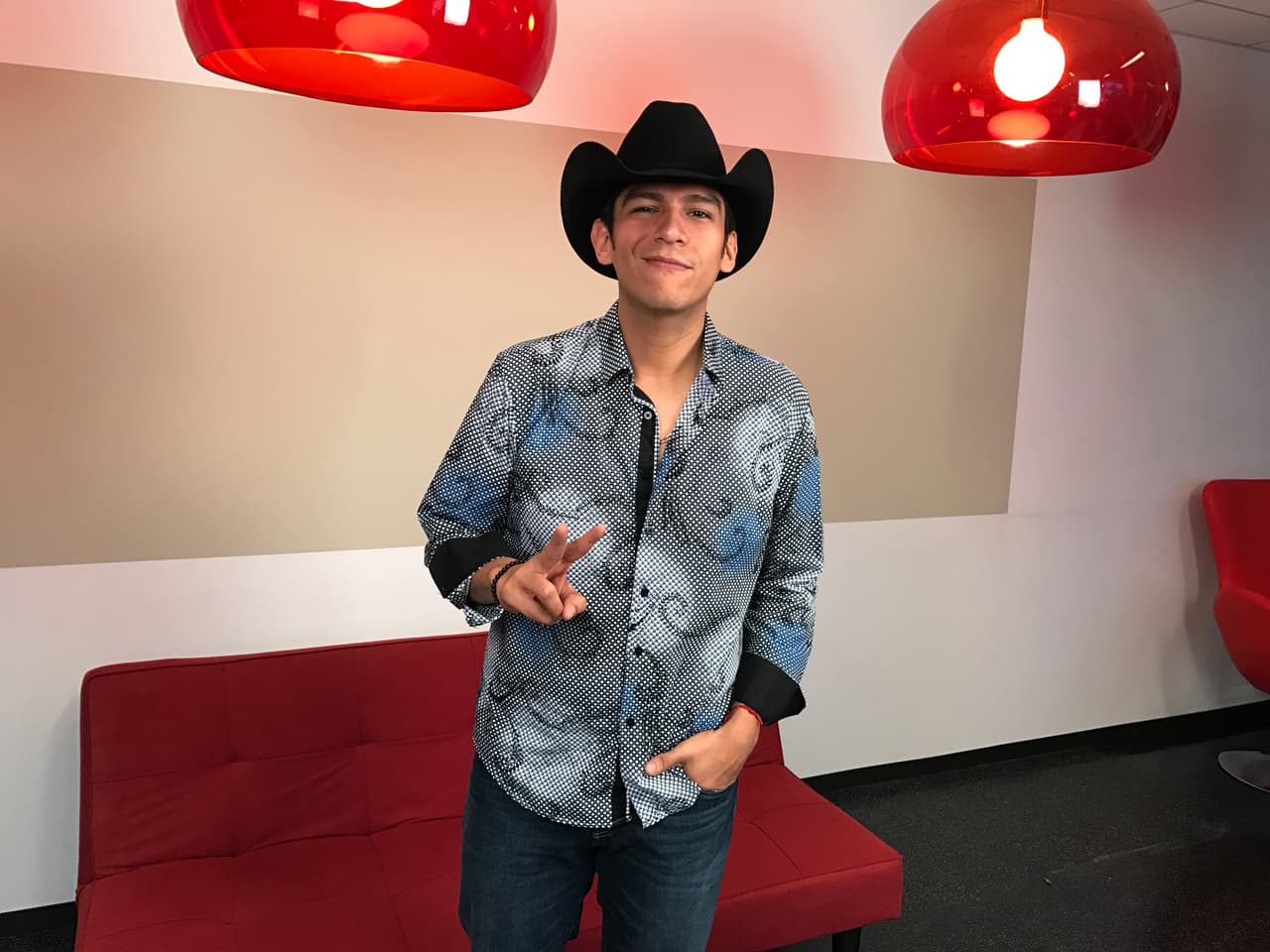 Las camisas de ese tipo son comunes en exponentes del género regional mexicano.