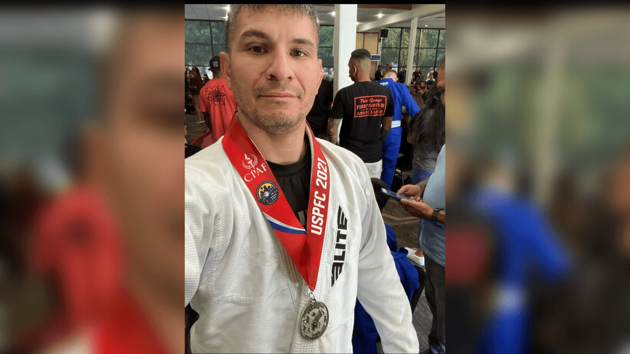 El oficial 
<b>Gerardo Galaviz</b> de la 
<a href="https://www.univision.com/temas/policia">Policía</a> de Mendota, 
<a href="https://www.univision.com/local/los-angeles-kmex">California</a>, compitió en 
<b>Jiu-Jitsu</b> los Campeonatos de Bomberos y Policía de 
<a href="https://www.univision.com/noticias/estados-unidos">Estados Unidos</a> y se consiguió un primer lugar en la modalidad de No-Gi.
<br>