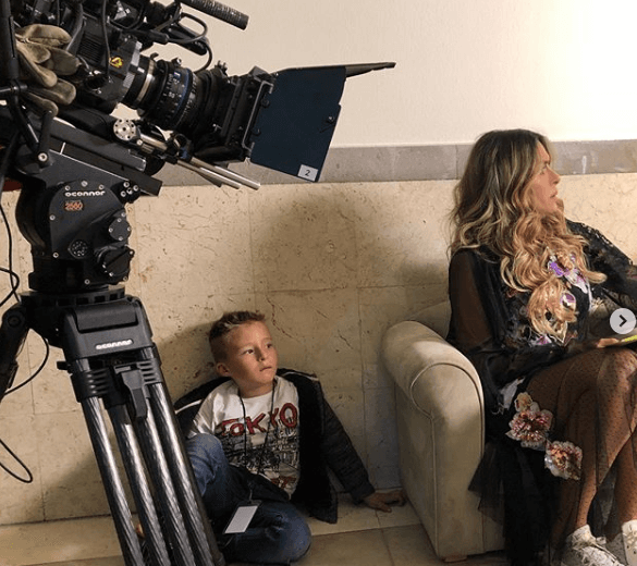 En algunas ocasiones le toca estar detrás de cámaras, pero al parecer no la pasa nada mal.