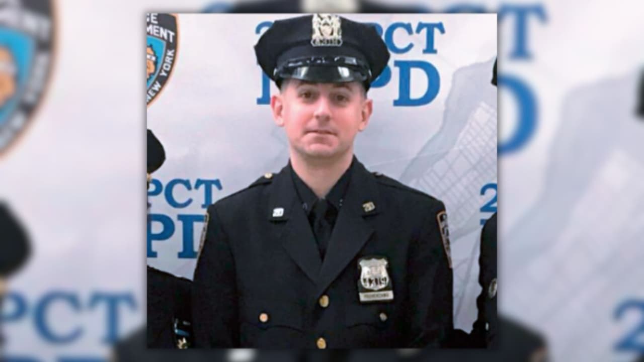 Abren cargos a oficial de NYPD por golpear a un reincidente en tienda Apple