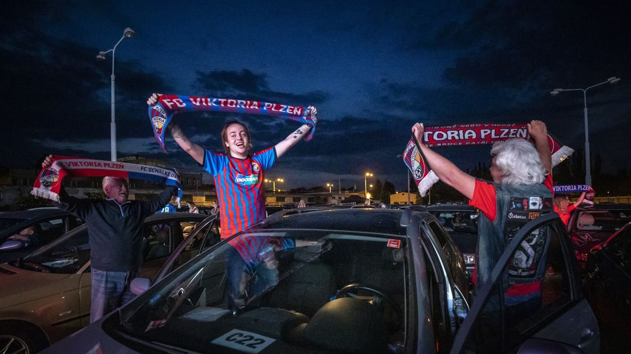 Fanáticos de Viktoria Plzen disfrutan triunfo en auto cinema