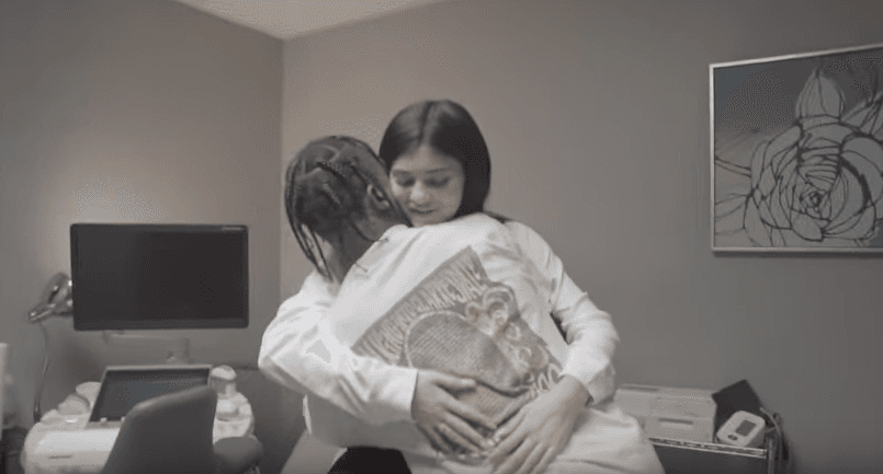 El rapero Travis Scott protagoniza varios momentos especiales del video sobre el embarazo.