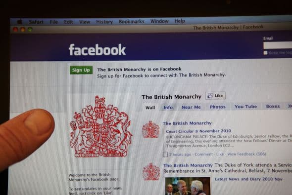 El Journal dijo también que Facebook estaba a punto de escoger a Morgan Stanley como principal asegurador, lo que sería un golpe para Goldman Sachs. Ambas declinaron comentar a The Associated Press.