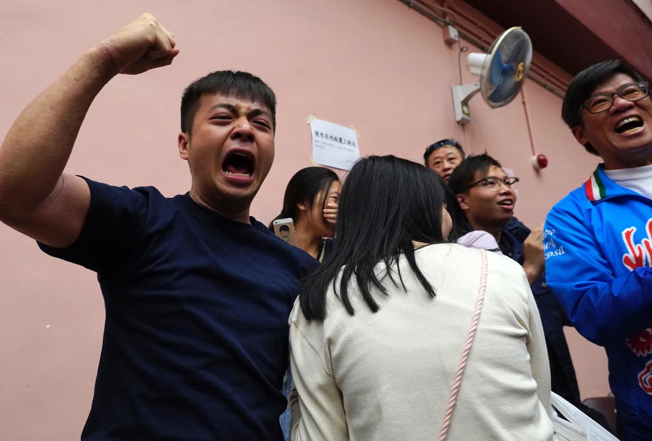 Esta elección no solo es simbólica, ya que seis escaños del Consejo Legislativo (LegCo, el parlamento de Hong Kong), que se renovará el próximo año, se disputarán entre candidatos de los consejos de distrito. Y estos consejos enviarán a 117 de sus miembros al colegio electoral de 1,200 personas, controlado por Pekín, encargado de designar al jefe del Ejecutivo.