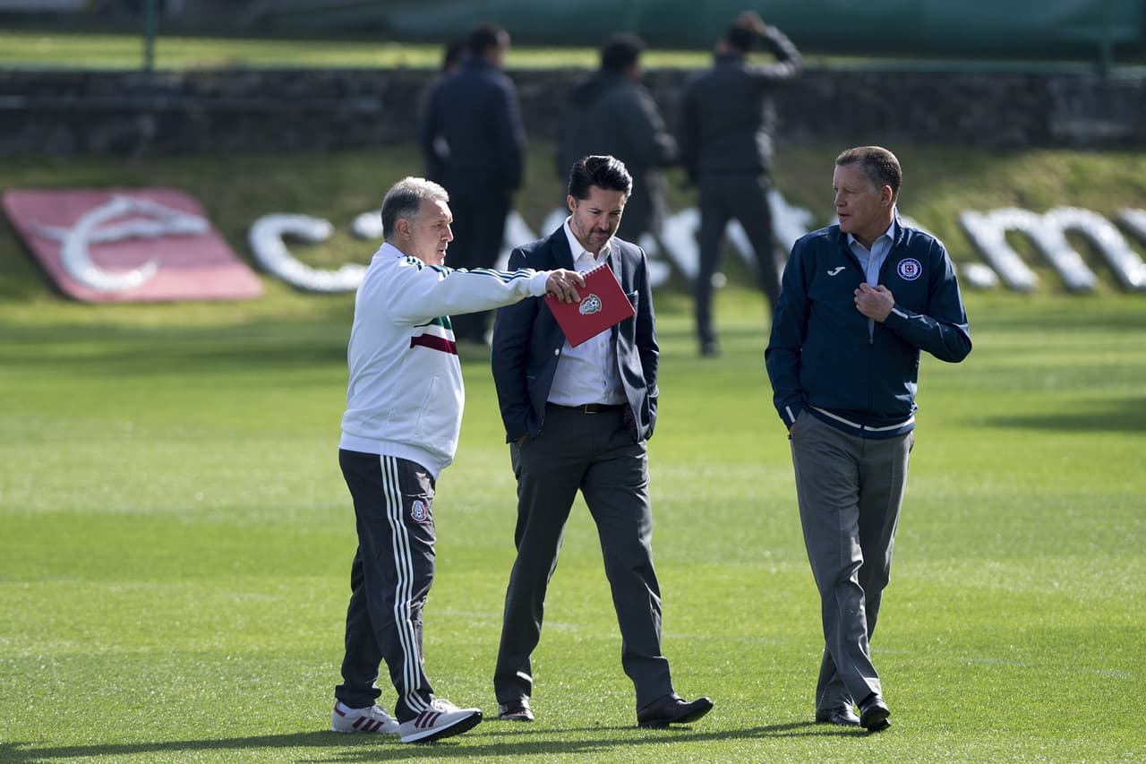 Con la idea de aprender más de México, Gerardo Martino realizó la visita al entrenamiento de Cruz Azul con miras a darle cada vez más al
<i>Tri </i>en este nuevo proceso.