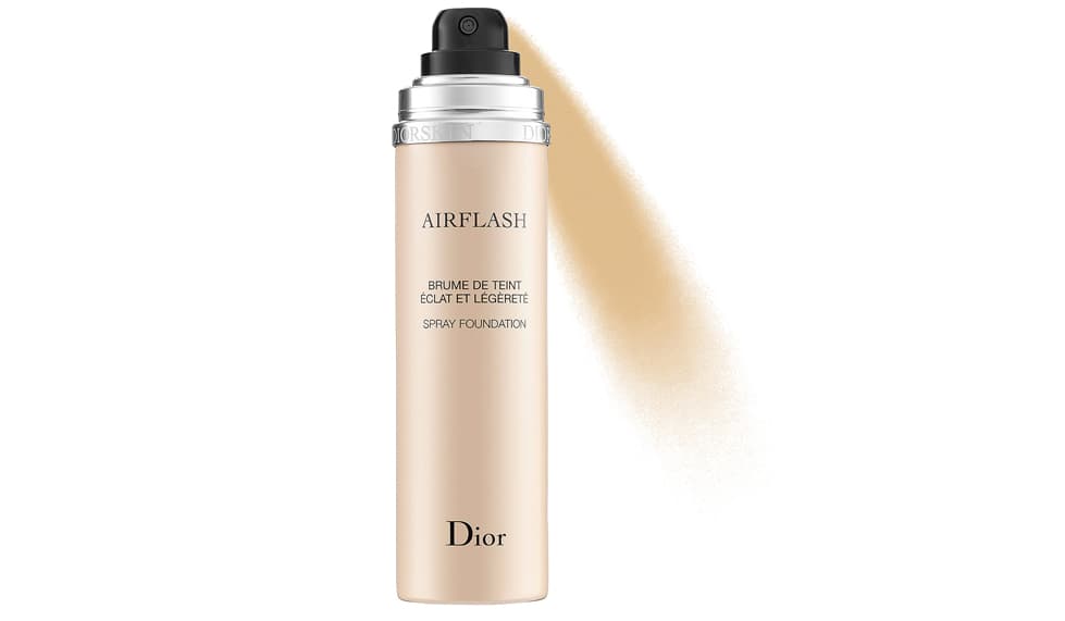 14. AIRFLASH, Dior, 
<a href="http://www.saksfifthavenue.com/Dior/Beauty/For-Her/Makeup/Face/shop/_/N-1z12vmrZ52flro?FOLDER%3C%3Efolder_id=2534374306418164">Saks Fifth Avenu</a>e, $62 dólares | Algunos maquillistas profesionales maquillan la piel de sus modelos con ayuda de un pincel de aire. Con esta base de maquillaje tu también puedes lograr ese acabado profesional. La bruma de maquillaje sobre tu piel se verá muy natural.
<br>
