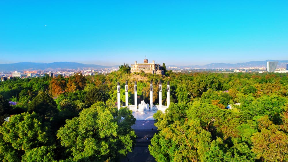 El Bosque de Chapultepec es otro de los lugares icónicos de la capital mexicana. Con una superficie de casi 700 hectáreas funciona como el pulmón de la ciudad, ubicado cerca del centro y es donde se encuentra el famoso Castillo, lugar donde gobernaron personajes como Maximiliano o Porfirio Díaz.