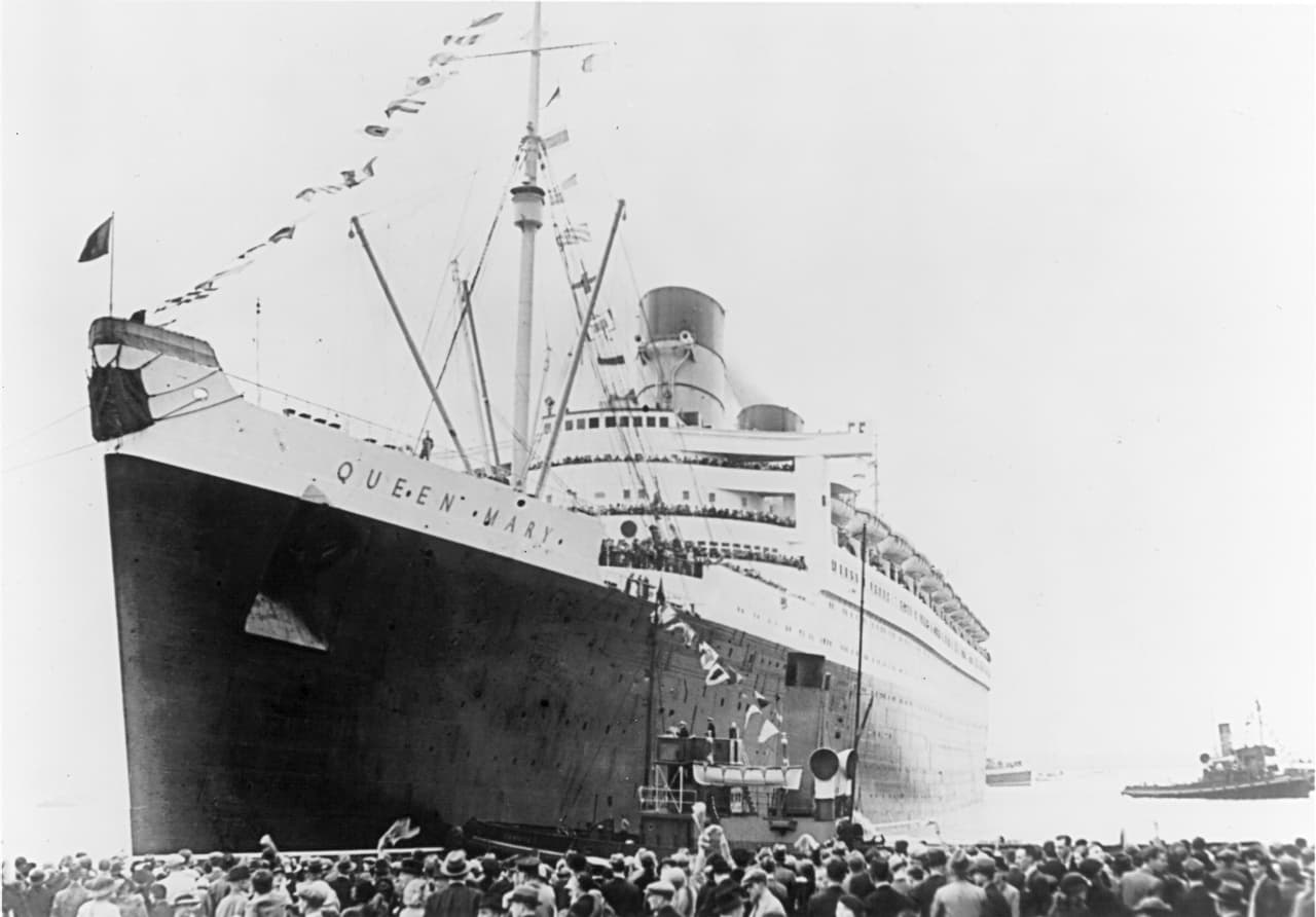El 27 de mayo de 1936 a las 4:33 pm, el RMS Queen Mary partió de Southampton, en Reino Unido, en su viaje inaugural con destino a la ciudad de Nueva York.