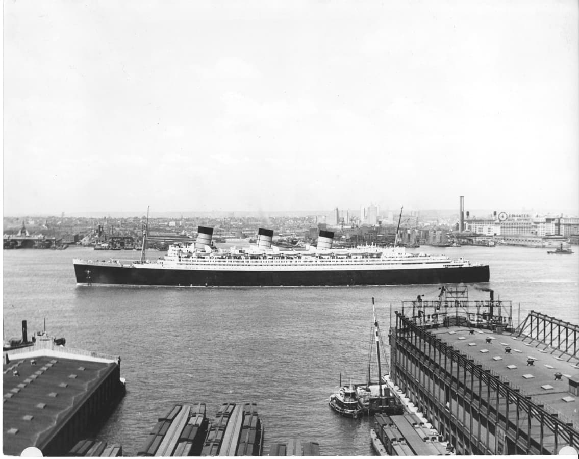 Con el fin de la Segunda Guerra Mundial, el Queen Mary fue restaurado y reanudó sus cruces transatlánticos. Su primer viaje comercial (postguerra) se emprendió en 1947, dando inicio a lo fue su “época de oro”.