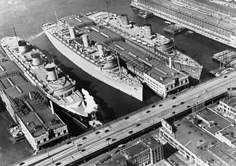 El inicio de la Segunda Guerra Mundial en 1939 hizo que el Queen Mary pasara a tener un uso militar. Se convirtió en un vehículo para el transporte de tropas aliadas entre Estados Unidos y el continente europeo.