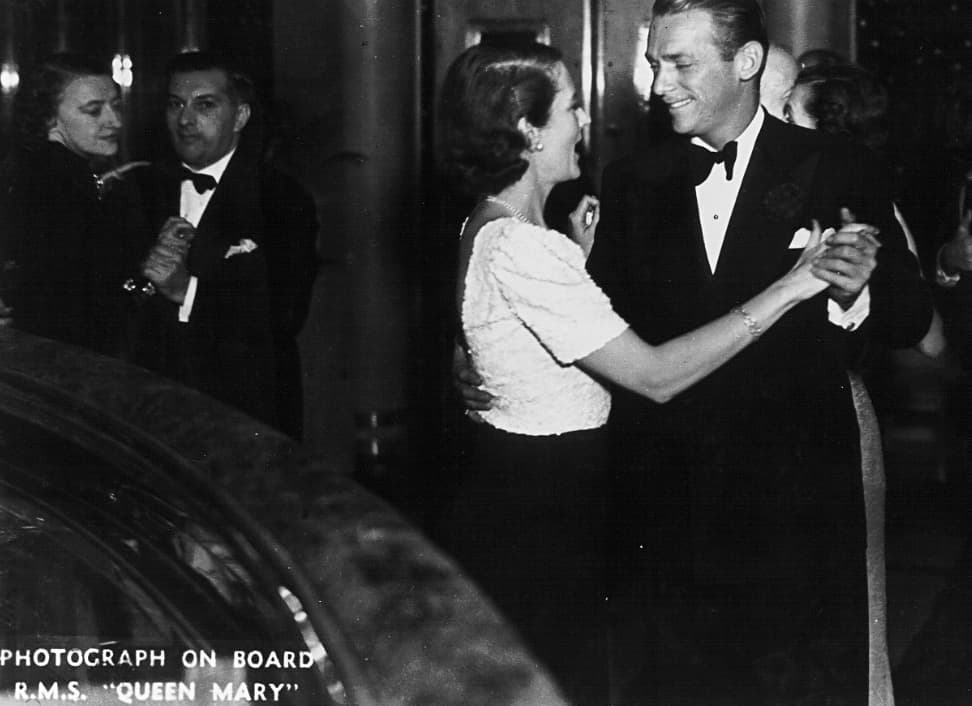 El galán de Hollywood Douglas Fairbanks gozando de una fiesta en el Queen Mary.