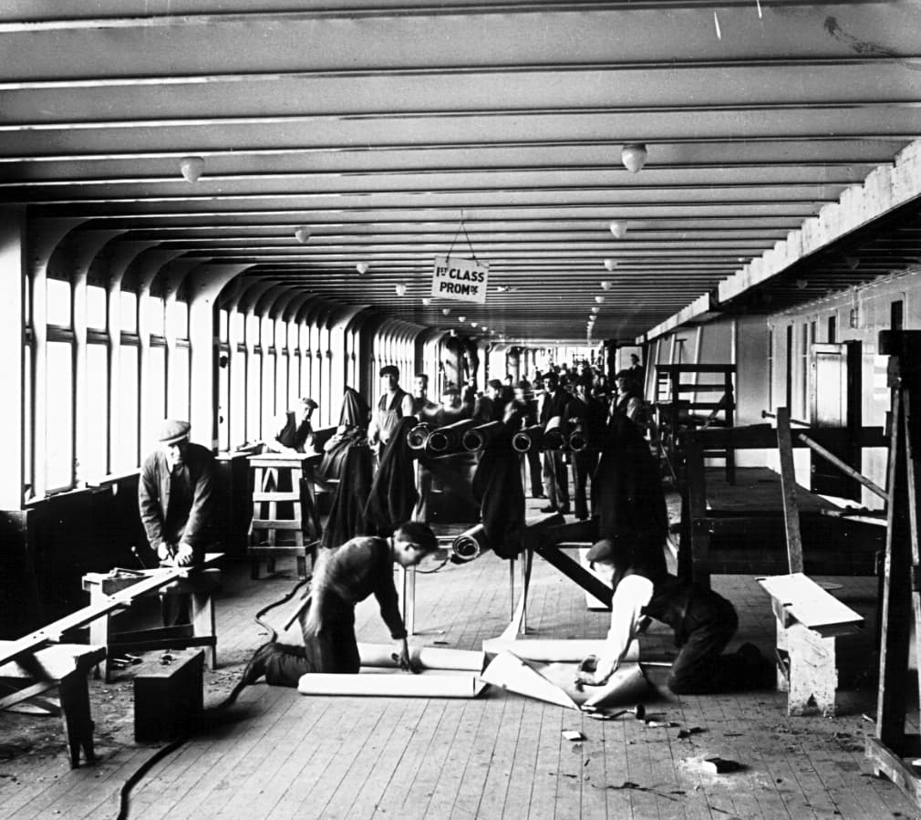 Cunard había proyectado la botadura del transatlántico para 1932, pero tuvo que suspender el proyecto por culpa de la crisis económica mundial generada por la Gran Depresión.