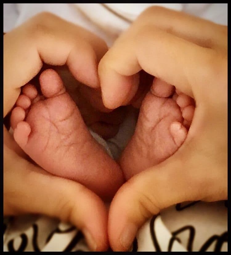 Como esta tierna imagen, los piecito de su bebé formando un corazón junto con las manos de la cantante. Junto a la foto la cantate escribió: "Sin palabras".