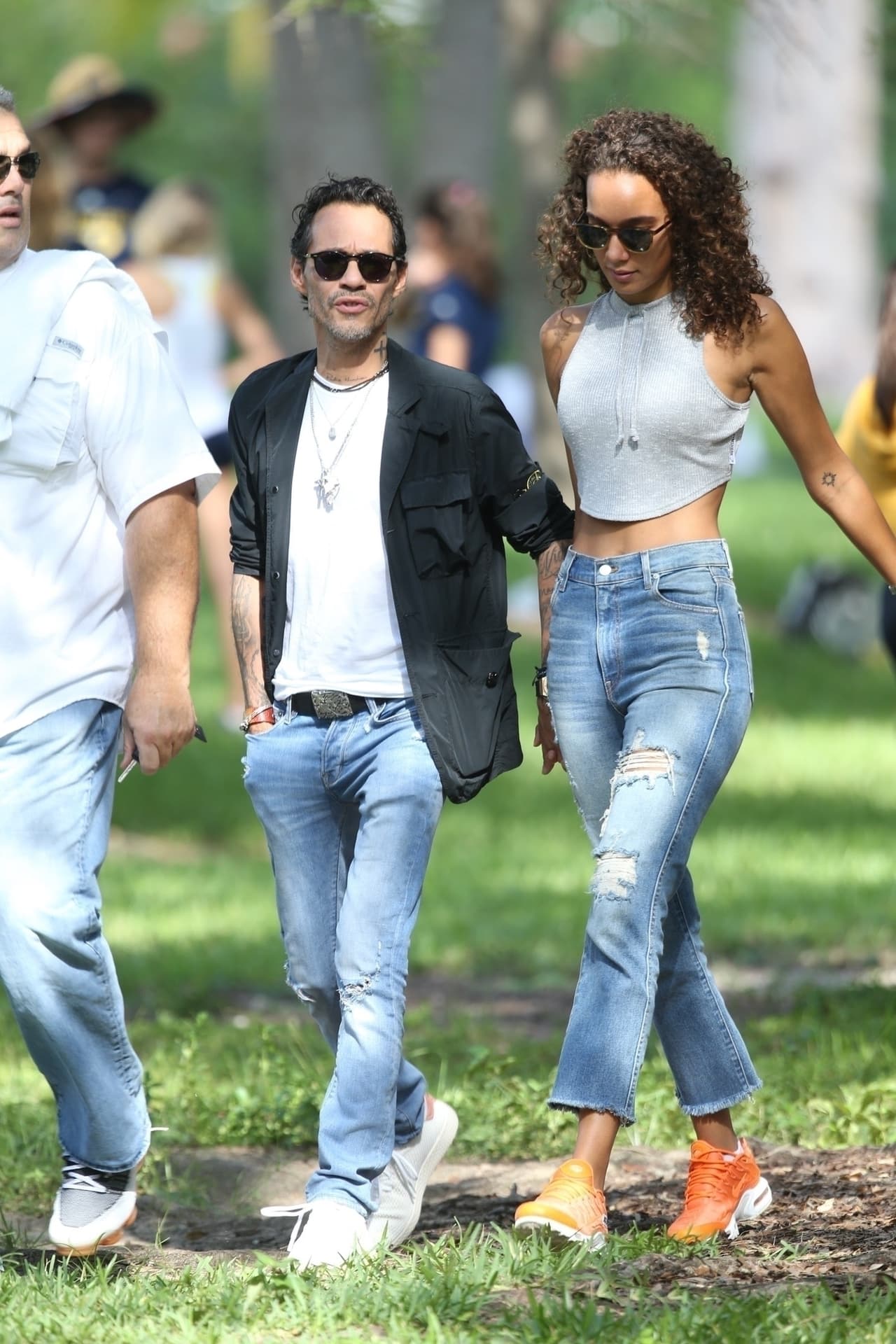 <b>Marc Anthony</b> fue visto hace poco en compañía de una joven y bella mujer, cuando asistió a una carrera atlética de su hija Emme.