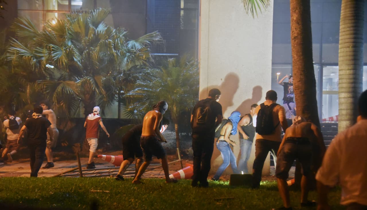 En su cuenta de Twitter, Cartes escribió: "La democracia no se conquista ni se defiende con la violencia. Seguimos viviendo en un Estado de Derecho y no debemos permitir que unos bàrbaros destruyan la paz, la tranquilidad y el bienestar del pueblo"