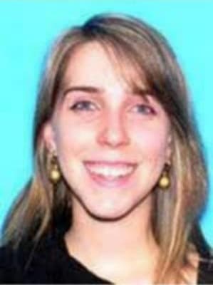 Maria Belen Francesconi 
<br>
<br>Esta argentina políglota de 37 años, que cuenta con doble ciudadanía en Argentina e Italia, es buscada 
<a href="https://www.fbi.gov/wanted/parental-kidnappings/maria-belen-francesconi" target="_blank">por su presunta participación en el secuestro de su hijo</a>, Michael Alexander Reyes, en Miami, Florida. 
<br>
<br>A finales del pasado agosto de 2008, poco después del nacimiento del niño, Fracesconi viajó a Argentina para visitar a su familia, cuestión con la que estuvo de acuerdo el padre del bebé, Miguel Reyes. 
<br>
<br>Francesconi nunca regresó a Estados Unidos y cesó todo contacto con Reyes, aunque el menor fue localizado por Interpol en Argentina. 
<br>
<br>En noviembre de 2009, un Tribunal Civil -de conformidad con la Convención de La Haya- ordenó el regreso de Michael a los Estados Unidos, decisión ratificada un año después por la Corte Suprema de Argentina. Sin embargo, esa orden aún no se ha ejecutado y el niño permanece en el país sudamericano.
<br>
<br>En 2013, Francesconi fue acusada de secuestro parental internacional por un Gran Jurado Federal del Tribunal de Distrito de los Estados Unidos y se emitió una orden federal para su arresto. 
<br>