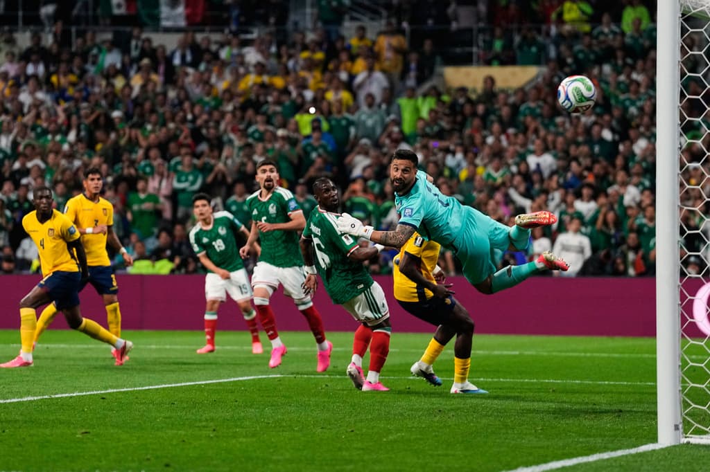 El portero de Ecuador, Hernán Galíndez, realiza una atajada espectacular hacia el final del encuentro.