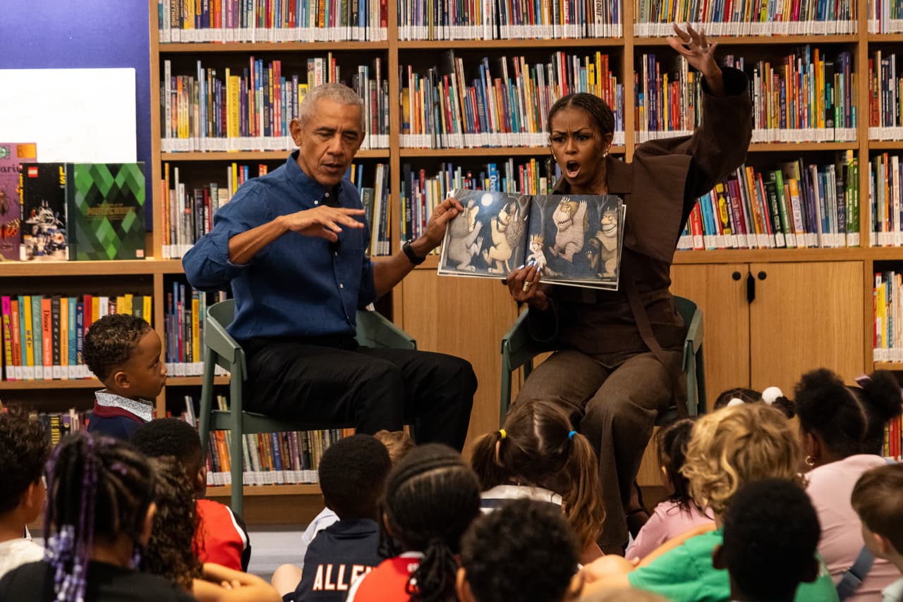El expresidente Barack Obama y la exprimera dama Michelle Obama leyeron "Donde viven los monstruos" a los alumnos de la escuela primaria William H. Ray en la biblioteca pública de Chicago, ubicada en el Centro Presidencial Obama, el viernes 19 de junio de 2026.
