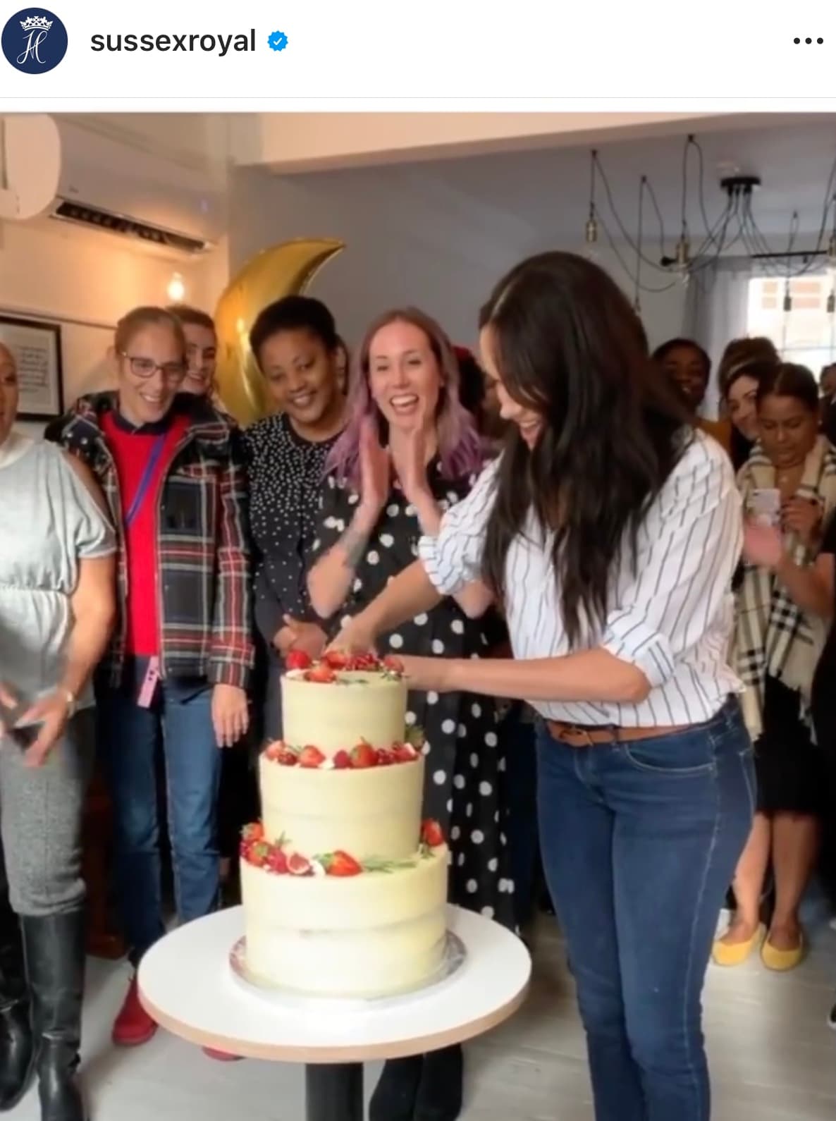 La duquesa decoró pasteles e incluso partió uno de ellos.