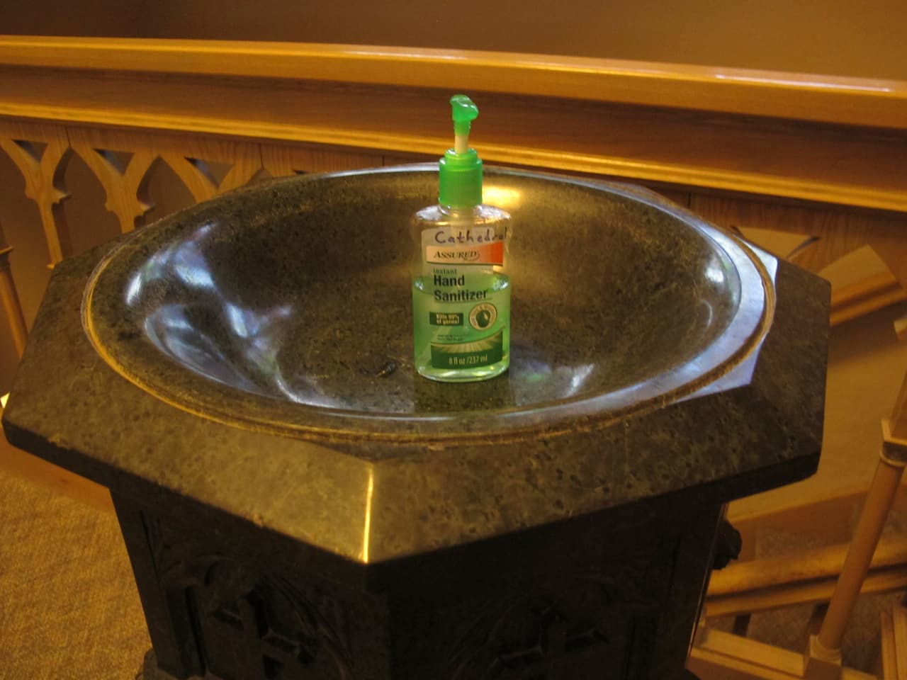 Grandes botellas de desinfectante para manos estaban disponibles en la entrada del santuario.