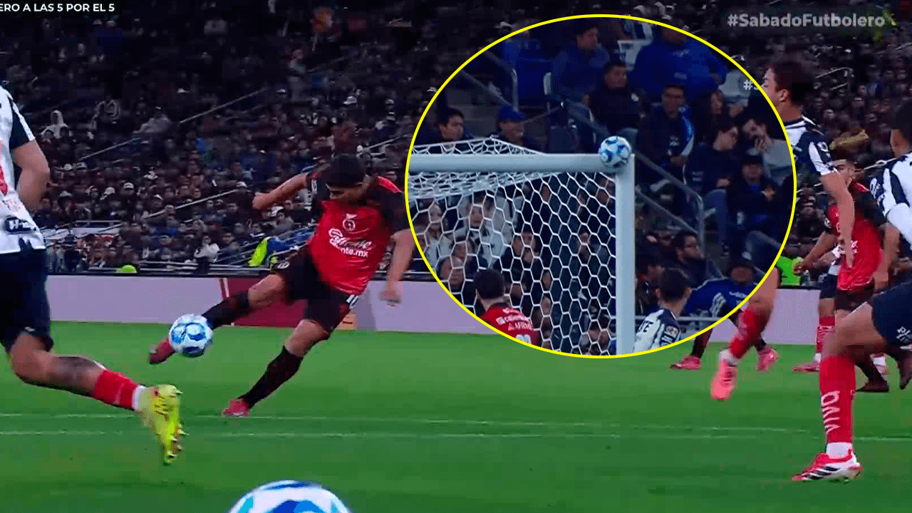 ¡Kevin Castañeda se llena de pelota y revienta el poste de Rayados!