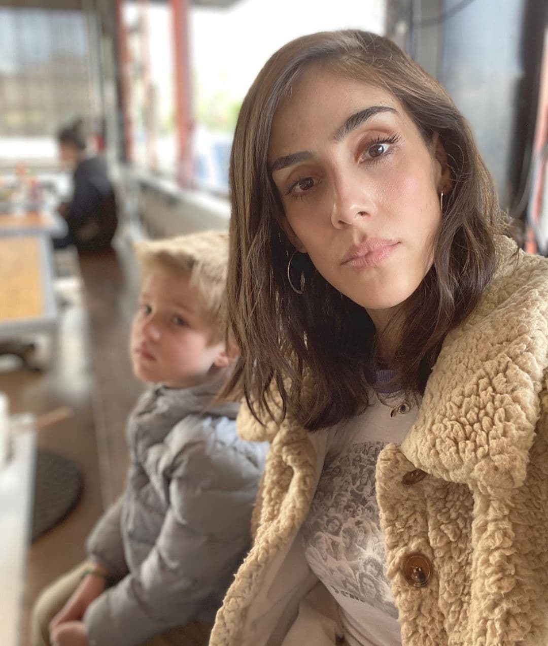 Con una imagen en donde luce demacrada, y está acompañada de su hijo Andrés, escribió: “Mi cara de enfermita. Llevo casi 3 meses fatal de mi panza”.