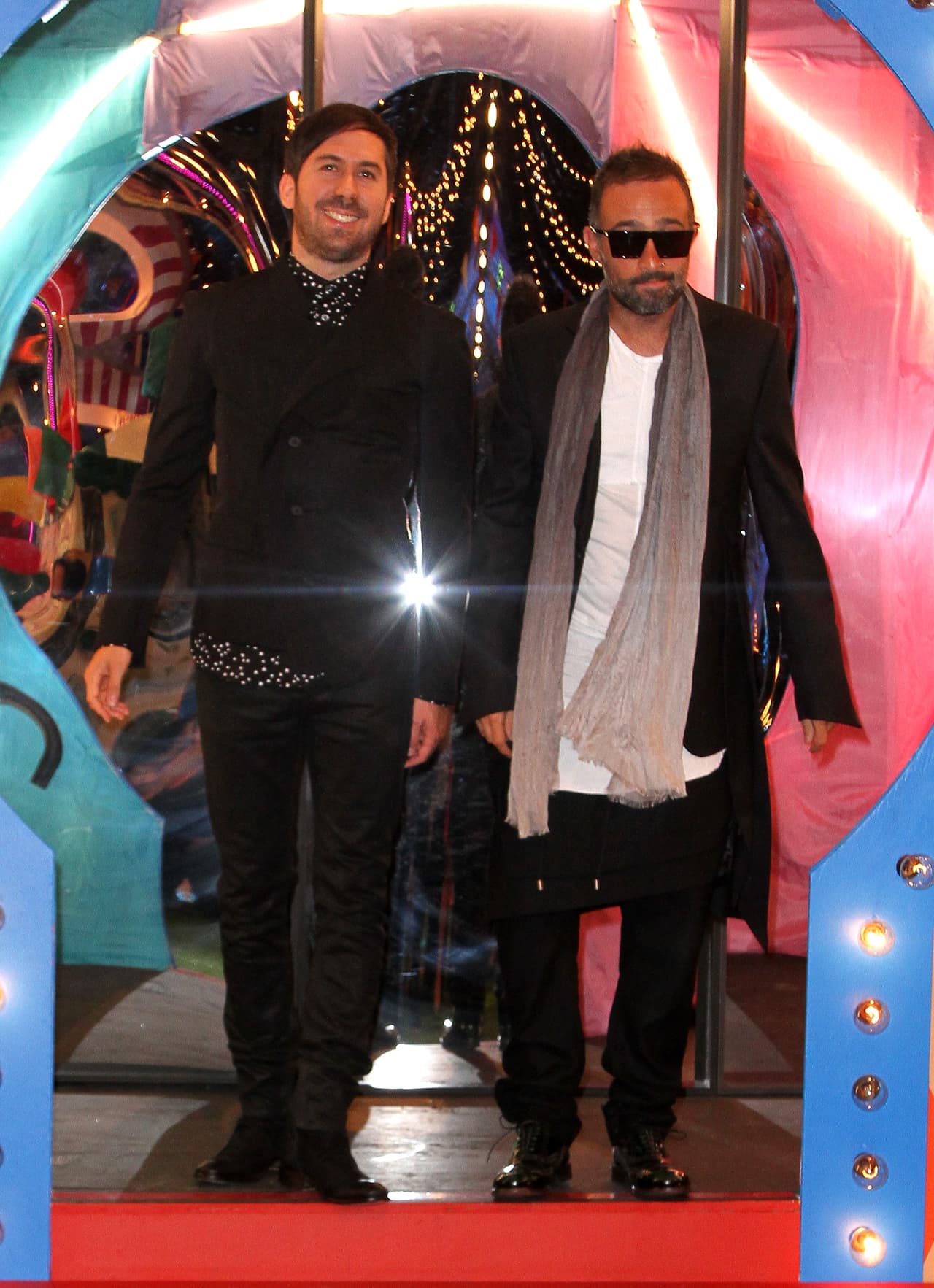 En 2013, el grupo integrado por Mario Domm, Pablo Hurtado y Samo se resquebrajó al anunciar la separación de este último. Desde entonces Mario y Pablo continúan al frente del proyecto. El ahora dueto no ha dejado de estar invitado a PJ. Aquí los vemos llegando a la ceremonia de 2014.