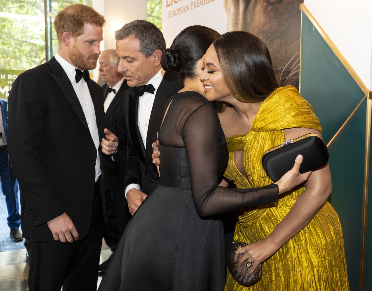 Con este cariñoso abrazo, Beyoncé Knowles-Carter saludó a Meghan Markle, a quien según reportó The Sun, le expresó que
<b><a href="https://www.univision.com/famosos/las-fotos-que-muestran-a-los-principes-george-charlotte-y-louis-robandose-algo-del-primer-show-de-su-primo-archie-fotos">su bebé Archie está hermoso</a></b>.