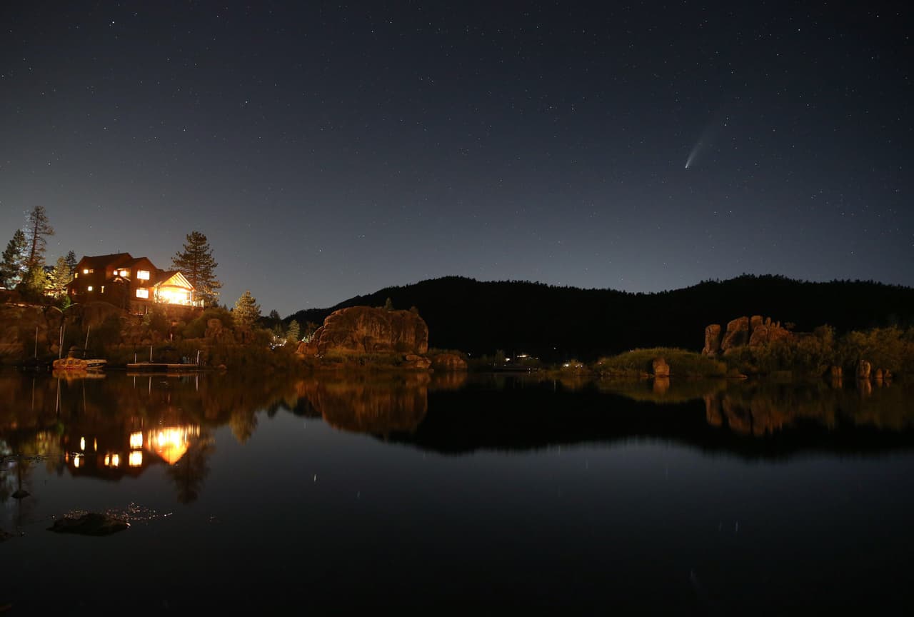 Sobre el Bear Lake, en California, se pudo ver este domingo la estela del cometa, el más brillante visible desde el Hemisferio Norte en un cuarto de siglo. Para cuando termine julio, seguirá su rumbo ascendente por su órbita, por lo que saldrá de la vista de la Tierra.