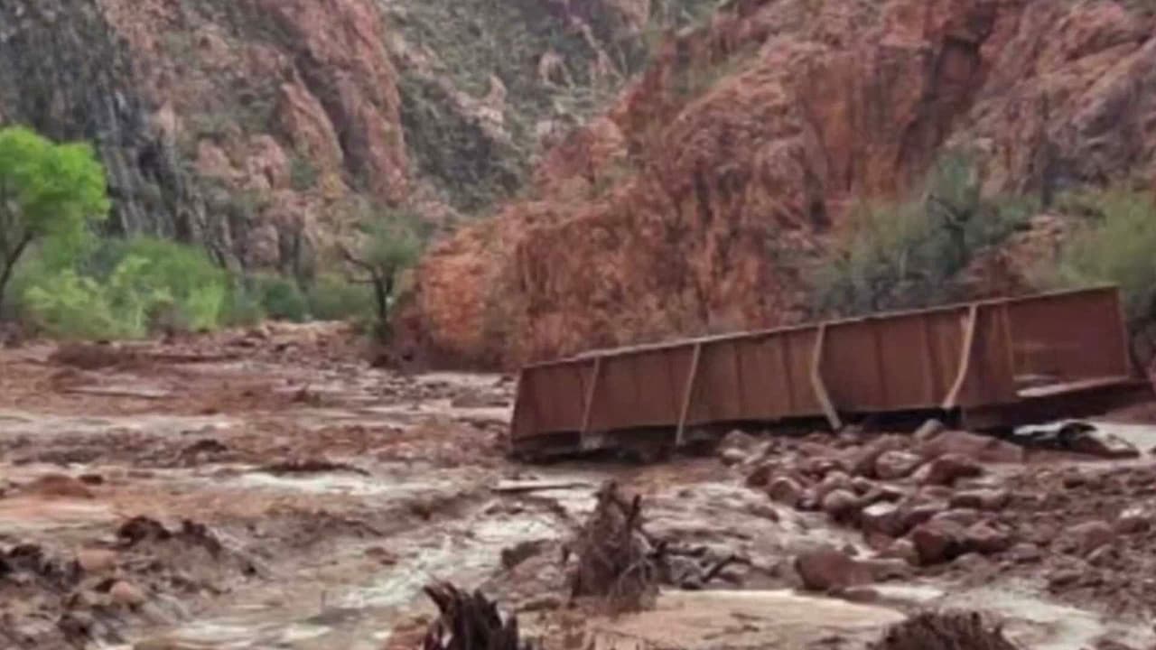 Buscan a senderistas desaparecidos en el Gran Cañón tras mortales inundaciones