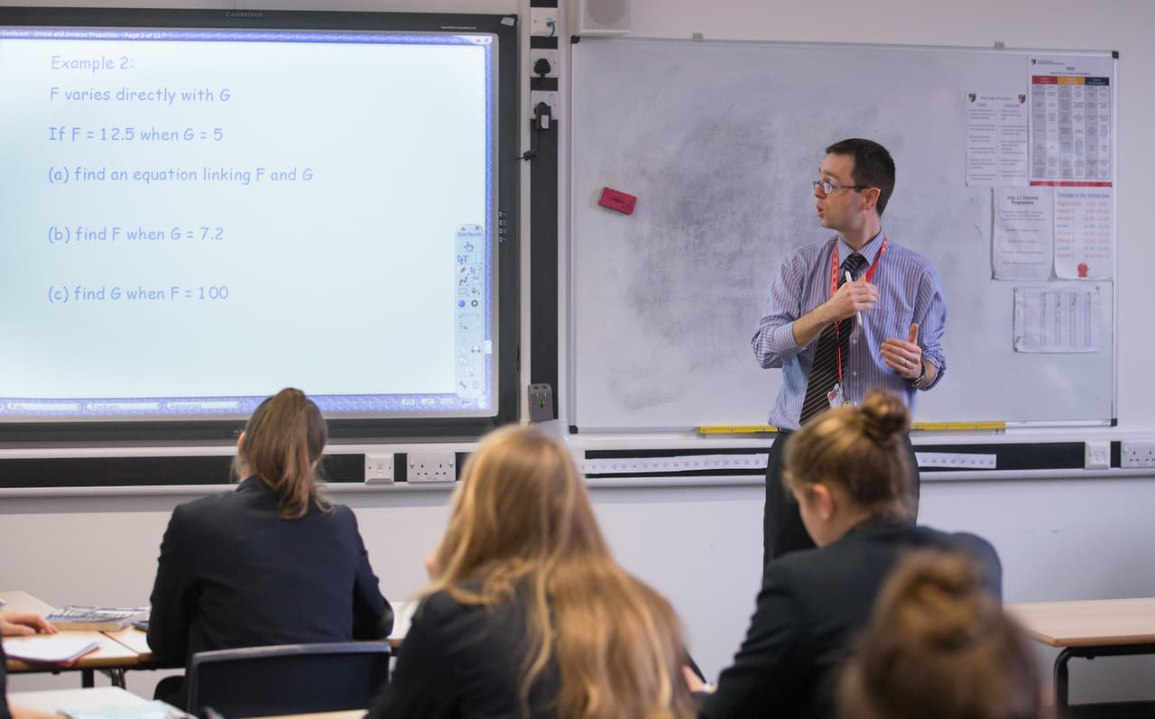 Las escuelas consisten de
<a href="https://cps.edu/AccessAndEnrollment/Pages/SEES.aspx"><u>centros académicos</u></a>,
<a href="https://cps.edu/AccessAndEnrollment/Pages/SEES.aspx"><u>escuelas clásicas</u></a>,
<a href="https://cps.edu/AccessAndEnrollment/Pages/SEES.aspx"><u>centros regionales dotados </u></a>y
<a href="https://cps.edu/AccessAndEnrollment/Pages/SEES.aspx"><u>centros regionales dotados para estudiantes de inglés.<b> En el enlace está la lista de las escuelas participantes. </b></u></a>
<br>