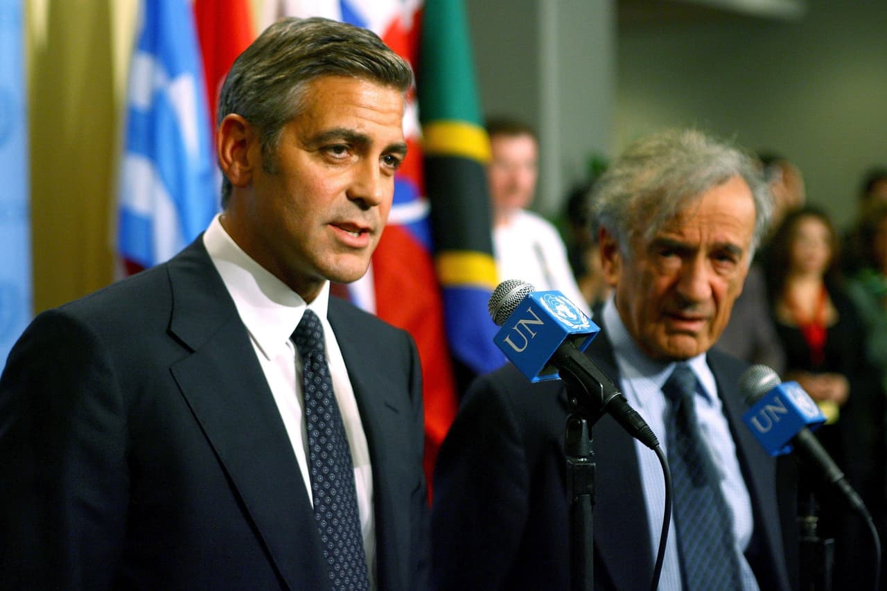 George Clooney: ha luchado durante años en contra de las guerras y las masacres alrededor del mundo. En 2010 fundó un sistema satelital para detectar ataques masivos, que está siendo implementado en Sudan. En 2012 fue arrestado por protestar en contra del presidente Omar Al Bashir por la guerra de Darfur.
<br>