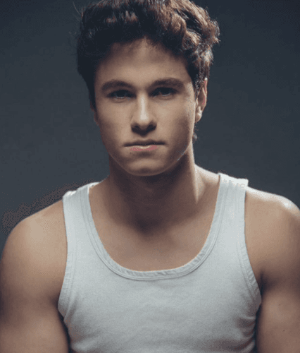 En 2001 entró a Televisa para participar en la telenovela 'La fuerza del destino' y después sumarse a la exitosa serie Como dice el dicho.