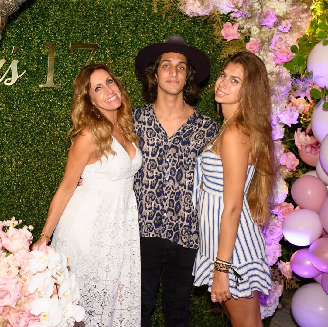 Tras adelantarse revelando la ruptura, Lili Estefan compró a un alto precio las imágenes para retirarlas del mundo de la farándula y confesó que esta decisión la tomó por sus hijos. Así lo aseguró en una entrevista transmitida en 
<b><a href="https://www.univision.com/shows/el-gordo-y-la-flaca/para-detener-un-chantaje-lili-estefan-confiesa-que-compro-las-fotos-de-su-esposo-con-otra-mujer-video" target="_blank">El Gordo y La Flaca</a></b>
<a href="https://www.univision.com/shows/el-gordo-y-la-flaca/para-detener-un-chantaje-lili-estefan-confiesa-que-compro-las-fotos-de-su-esposo-con-otra-mujer-video" target="_blank">,</a> en septiembre de 2018.