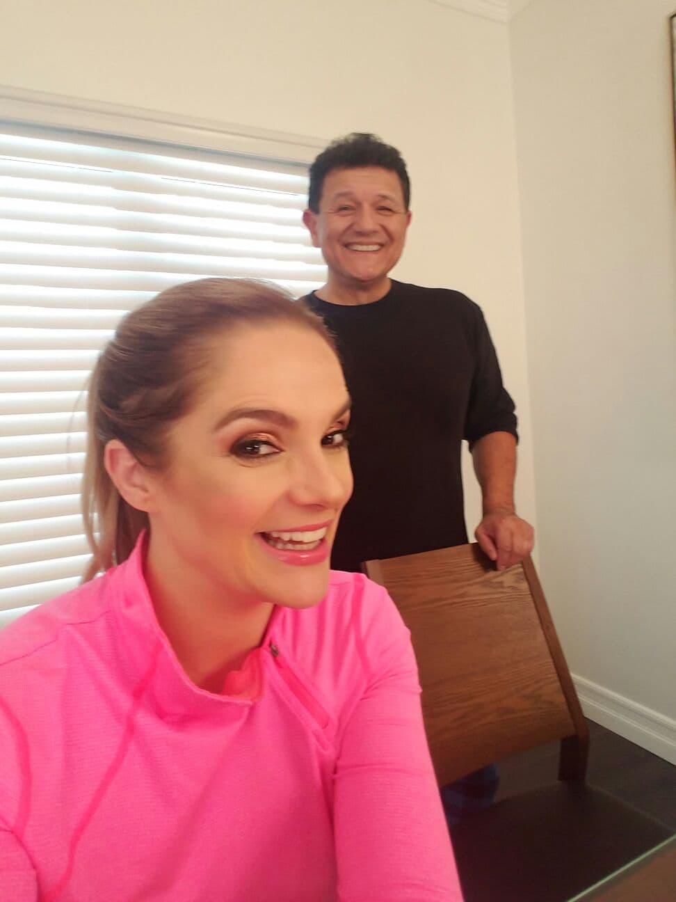 Han sido amigos por muchos años pero ahora, Renzo y Maria Esther comenzarán una aventura al integrar juntos un nuevo show de radio.