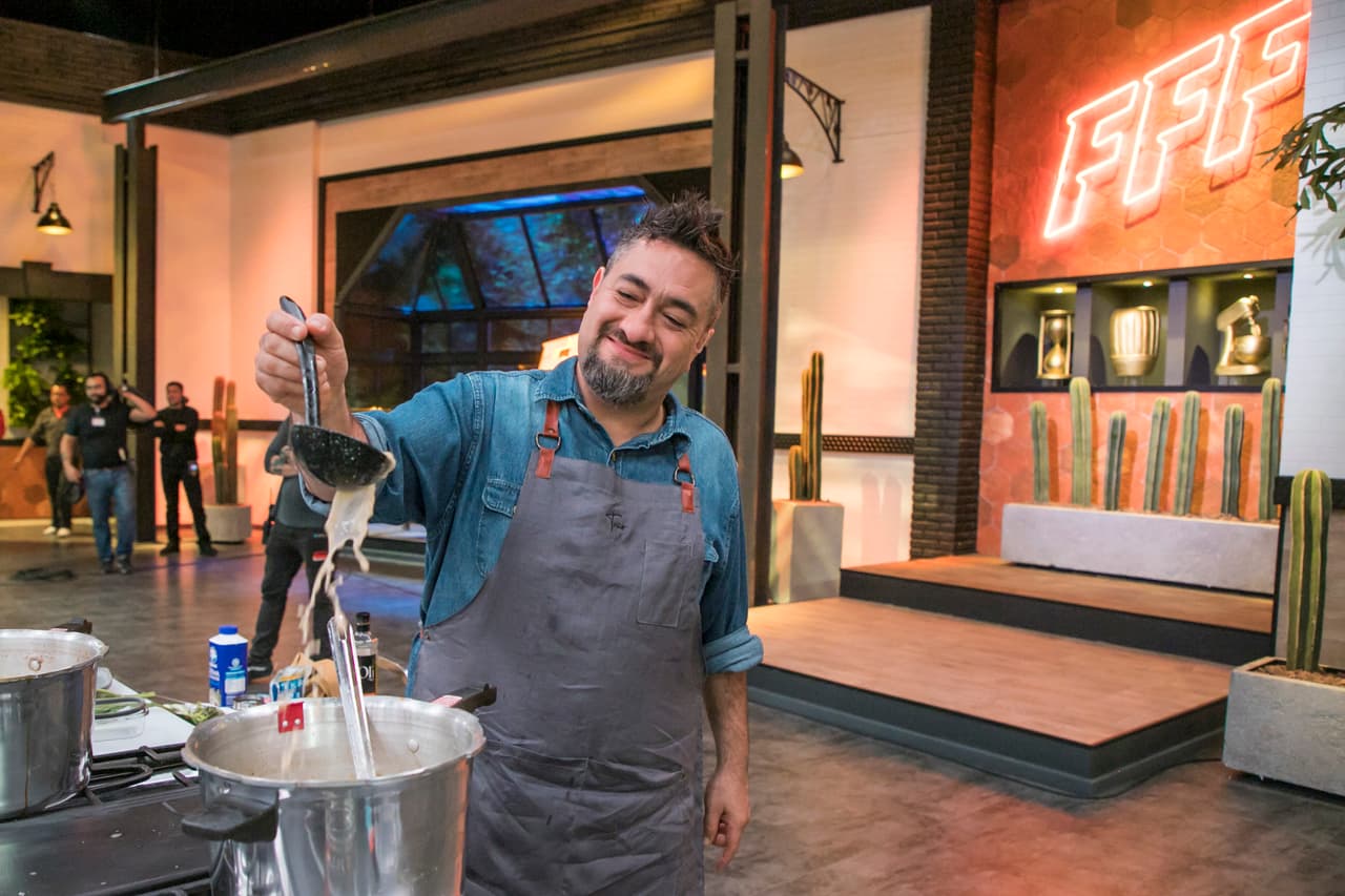 Una vez ubicadas en sus cocinas, las familias recibieron una clase por parte del chef Antonio de Livier.