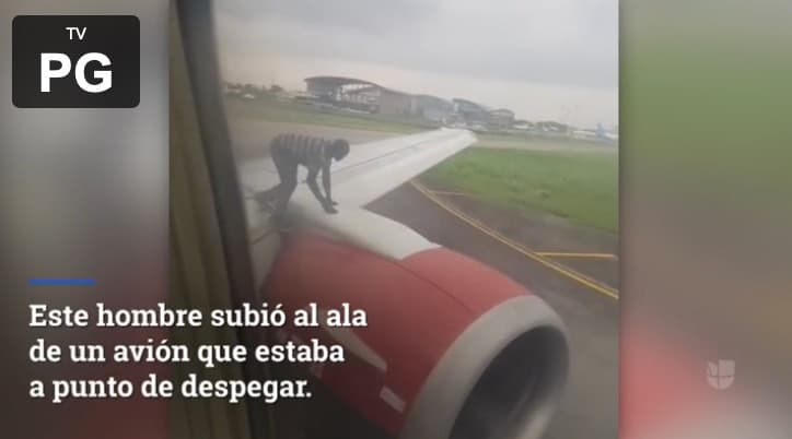 Un
<a href="https://www.univision.com/noticias/trending/un-hombre-se-sube-al-ala-de-un-avion-antes-del-despegue-y-provoca-caos-en-el-aeropuerto"><u> hombre se subió al ala de un avión</u></a> antes del despegue y provocó el caos en el aeropuerto de Lagos en Nigeria, el de mayor tráfico del país. El hombre caminó hacia la aeronave en la pista y fue visto por el piloto, que redujo la velocidad para después apagar el motor.
<br>