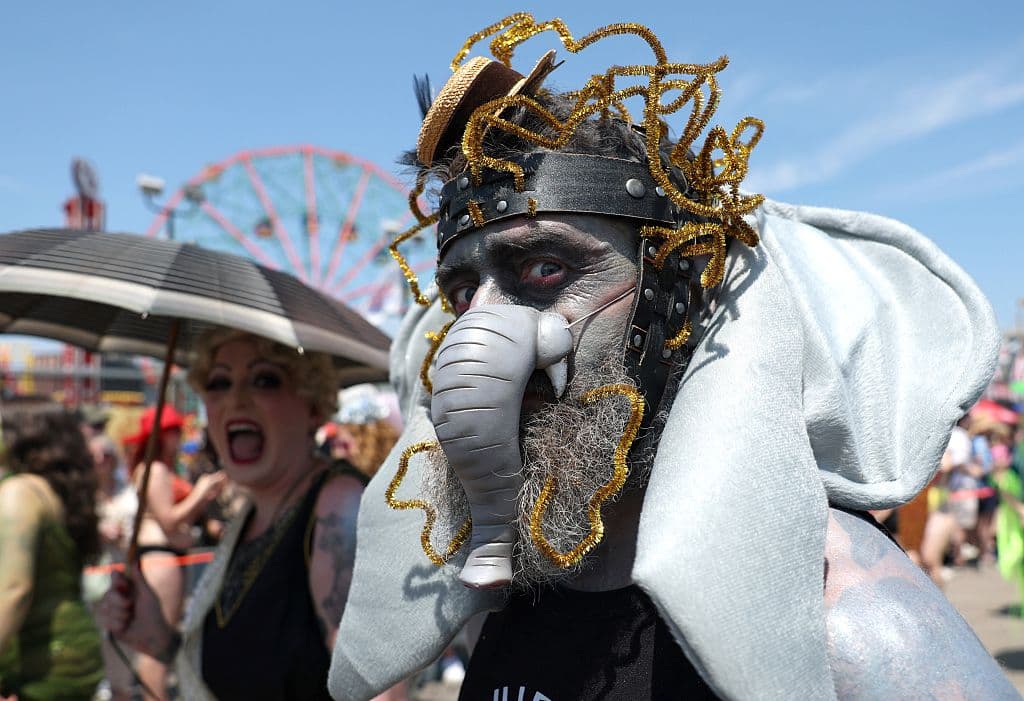 ¿Sirenas nada más? No. En el Desfile de las Sirenas de Coney Island son bienvenidas otras personas que enriquecen la celebración que cobra vida junto a las olas de la playa, en Brooklyn.