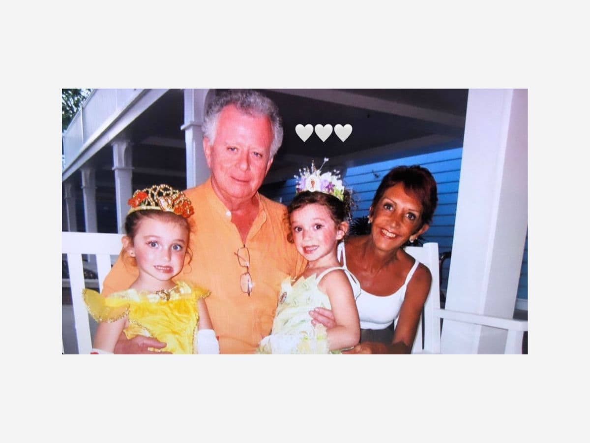 Mía y Nina Rubín con sus abuelos