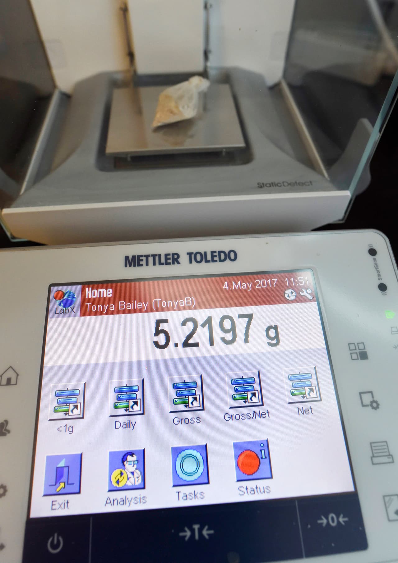 <a href="https://www.drugs.com/illicit/graydeath.html" target="_blank">Según Drugs.com</a>, las personas deben evitar el contacto con la 'gray death' porque el furanilo, el fentanilo y el U-47700 son letales en dosis muy bajas. 
<b>El polvo puede inhalarse o absorberse a través de la piel y puede ser extremadamente tóxico</b>, incluso en las cantidades más pequeñas, y puede conducir rápidamente a una depresión respiratoria fatal, dice el sitio web. Si la 'gray death' se mezcla con carfentanilo, es 100 veces más potente que el fentanilo y 10,000 veces más potente que la morfina.