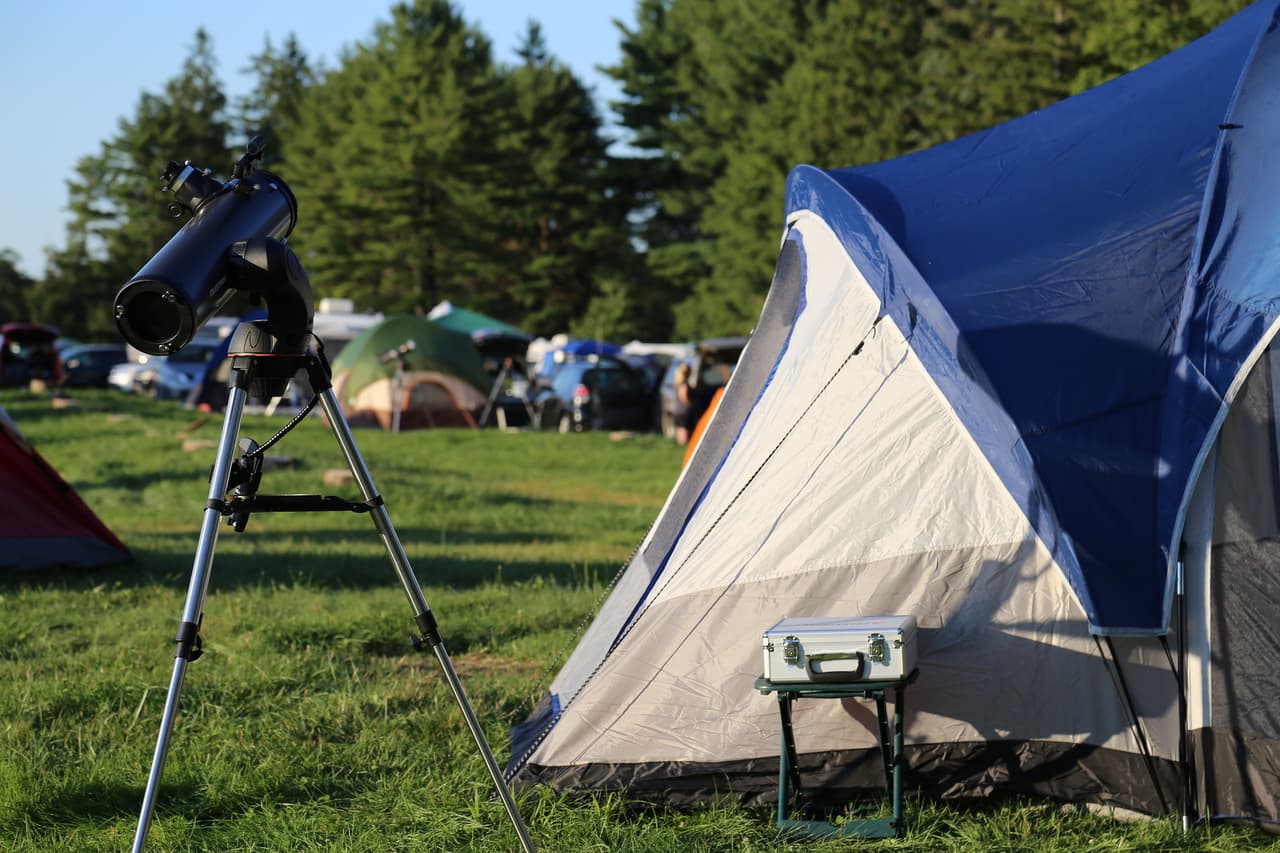 El área de observación pública del cielo nocturno está destinada a la observación de estrellas a corto plazo (unas pocas horas o menos) y no está permitida para pernoctaciones. El campo de observación astronómica nocturna está abierto para usuarios registrados toda la noche.