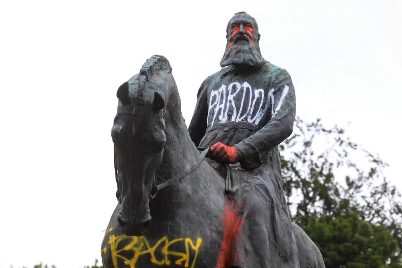 La estatua del rey Leopoldo II de Bélgica, recordado por las atrocidades cometidas en el Congo durante el colonialismo belga, fue vandalizada en Bruselas.
<br>