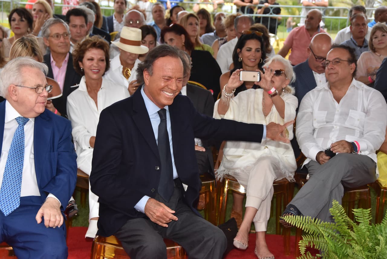 El intérprete español no perdió la sonrisa en el evento.
