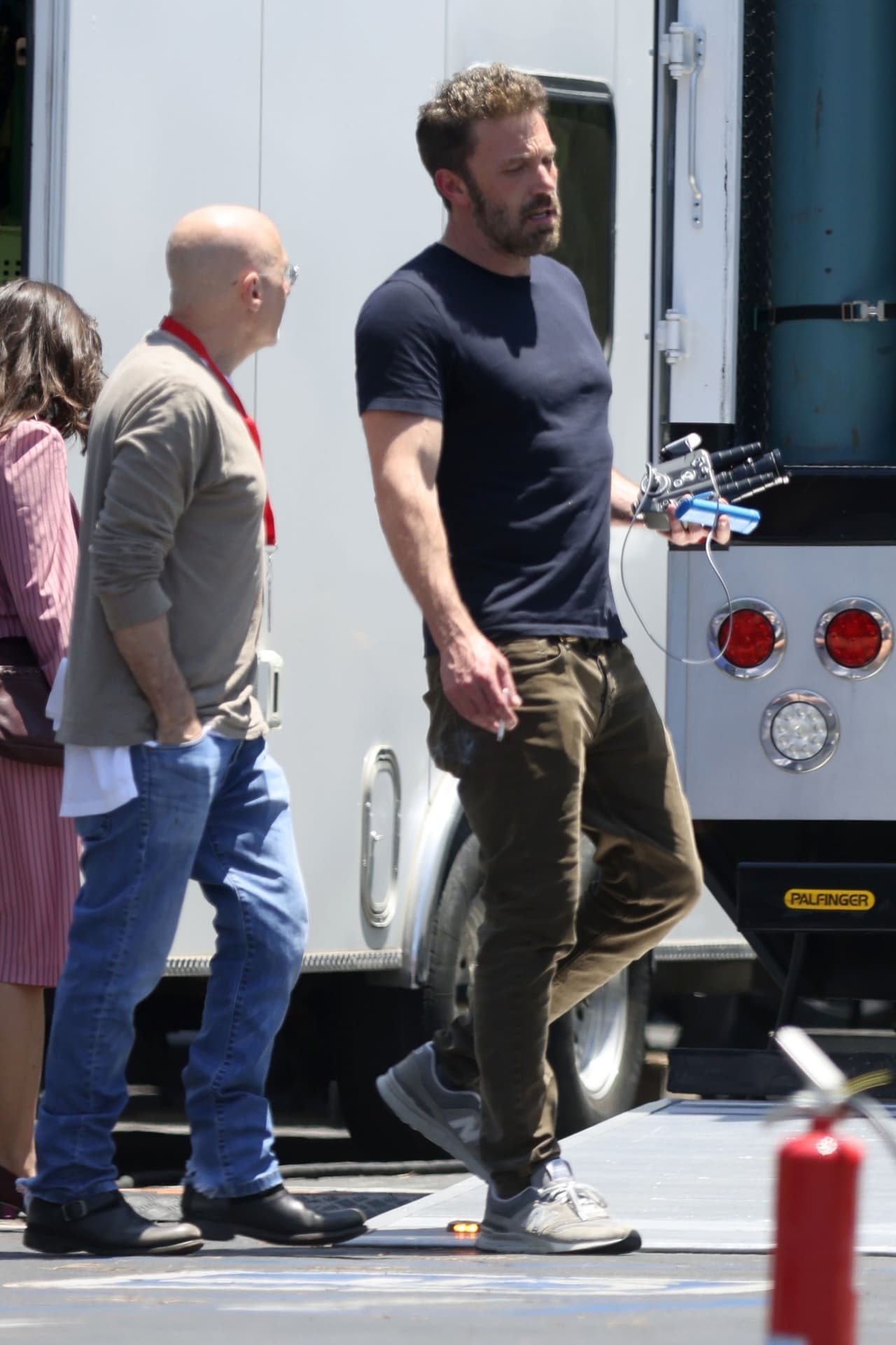 Fuera de escena fue captado con su estilo característico de jeans, playera y zapatillas deportivas.