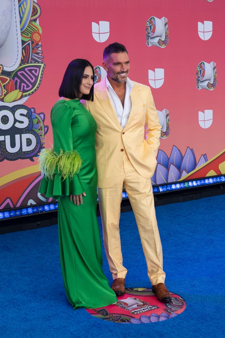 <b>Julián Gil</b> y 
<b>Valeria Marín</b> derrocharon amor en la alfombra azul de Premios Juventud 2025.