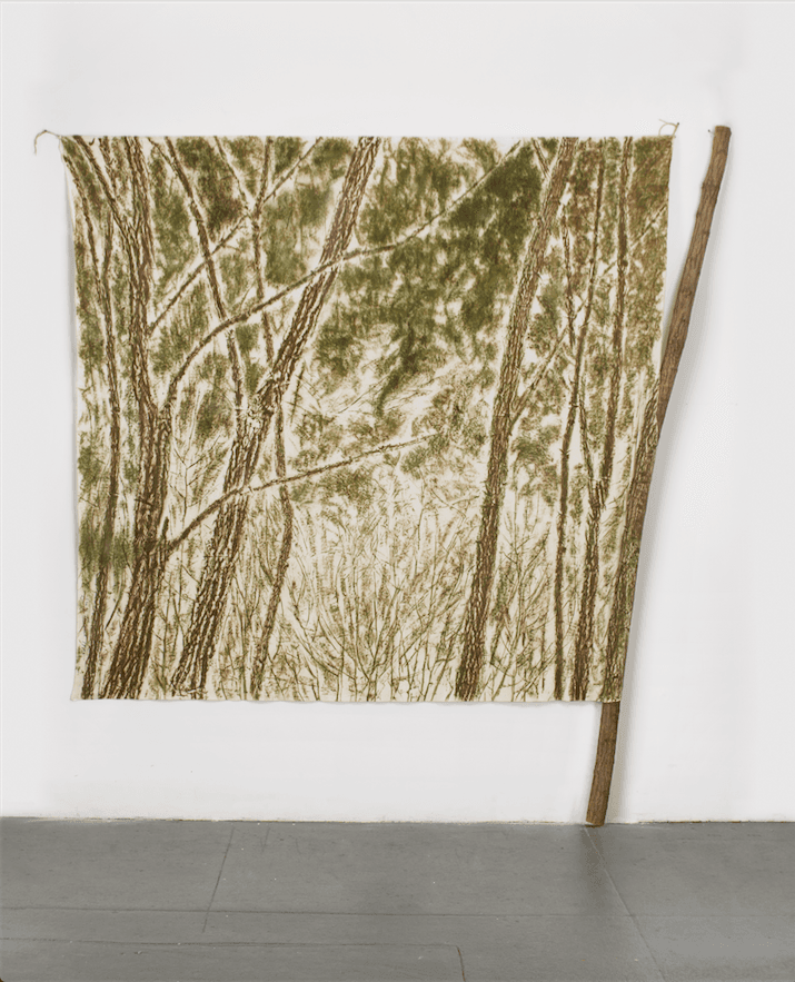 Giuseppe Penone "Verde del bosco", 1983 Hojas frotadas y pigmento vegetal sobre tela, y tronco (266.7 x 279.4 cm) Galería: Marian Goodman Feria: Art Basel Miami