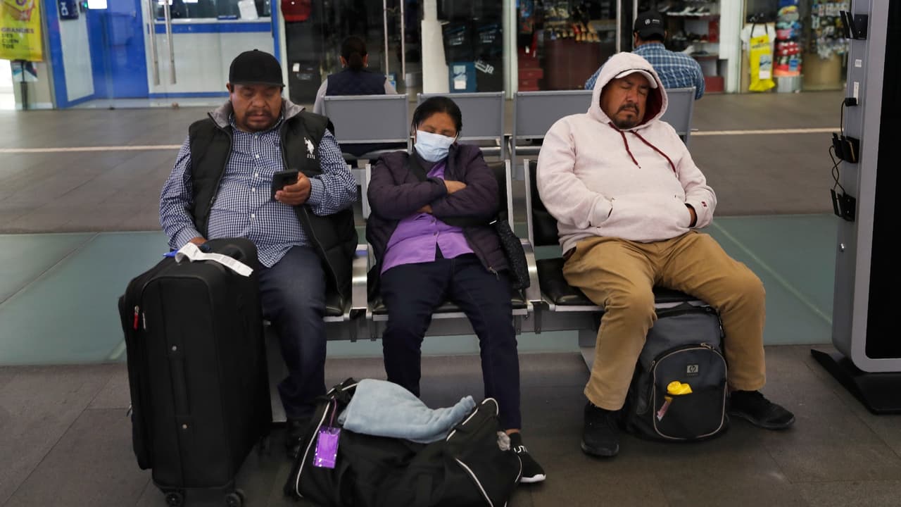 <h3 class="cms-H3-H3" style="box-sizing: border-box; margin-top: 0px; margin-bottom: 8px; font-family: Monserrat, sans-serif; font-weight: 700; font-size: 1.25rem; line-height: 1.5rem;">¿Puede protegernos la mascarilla del virus del mono?</h3>
<br>La respuesta es sí, dice el Dr. Goodman y es posiblemente una de las razones por las que más personas no han contraído esta infección que en si es rara. “Con las medidas que todos estamos tomando para protegernos del
<a href="https://www.univision.com/temas/covid-19-enfermedad">Covid-19</a>, pues realmente el usar la mascarilla nos protegería si estás expuesto a una persona con monkeypox”, recalcó Goodman.